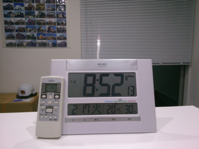 室内温度は20.7度です。弊社は13畳程の小さな事務所ですが、エアコンは敢えて6畳用を付けています。